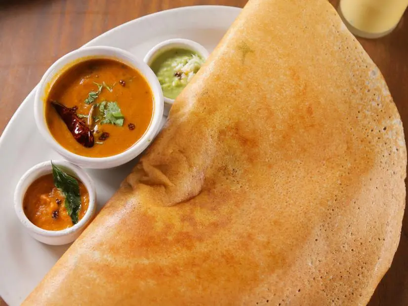 Dosa with Coconut Chutney (डोसा और नारियल की चटनी)