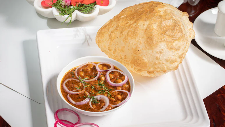 Chole Bhature (छोले भटूरे)