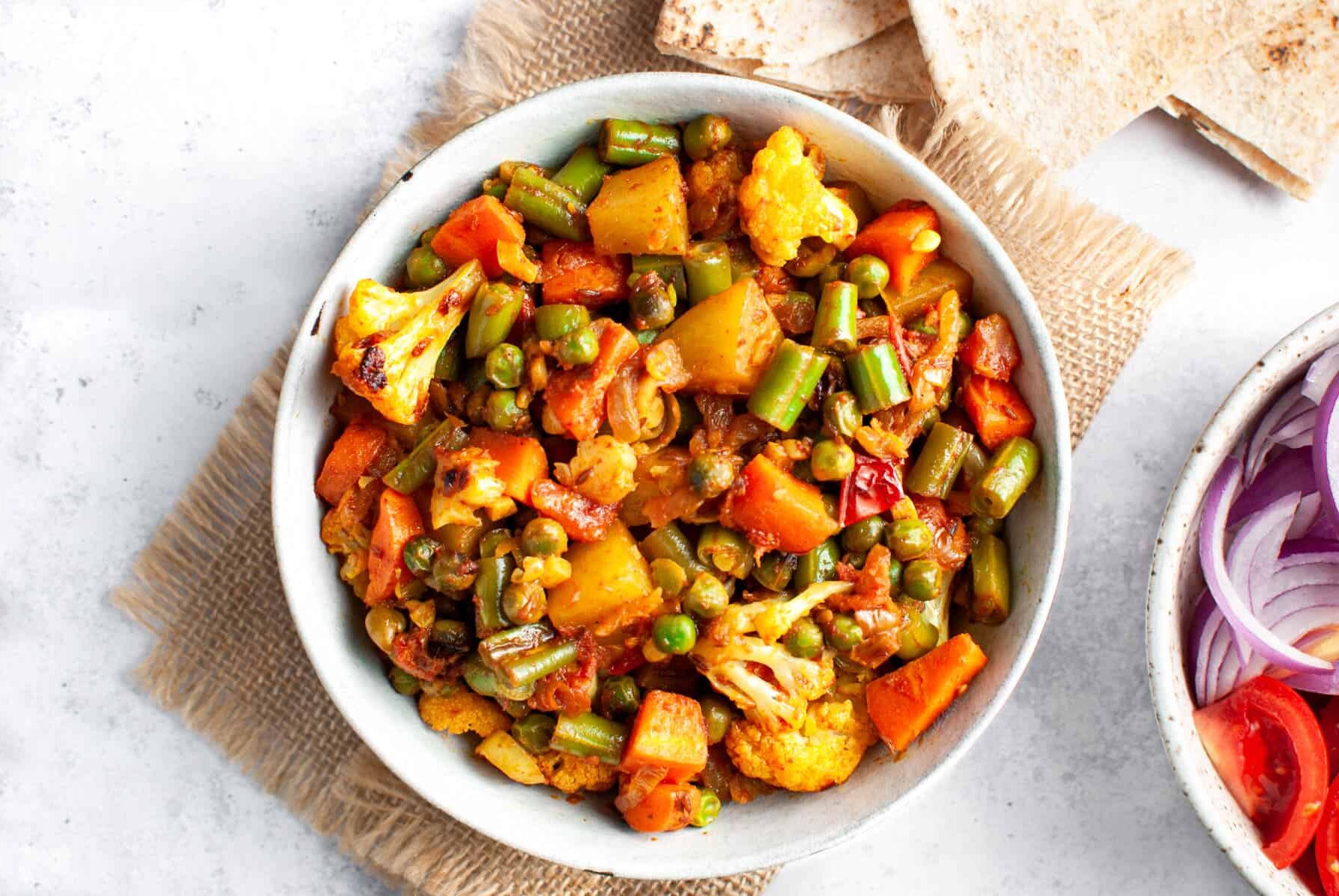 Mix Vegetable Curry with Roti (मिक्स वेजिटेबल करी और रोटी)