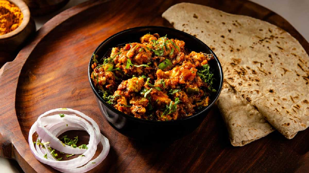 Paneer Bhurji with Roti (पनीर भुर्जी और रोटी)